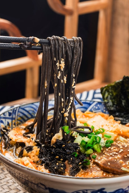 Ramen de marisco japonés con salsa de sepia