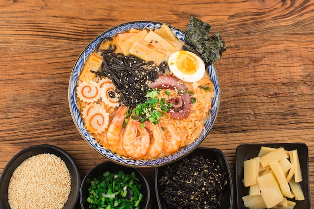 Ramen de marisco japonés con salsa de sepia