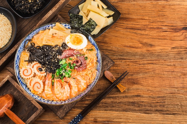 Ramen de marisco japonés con salsa de sepia