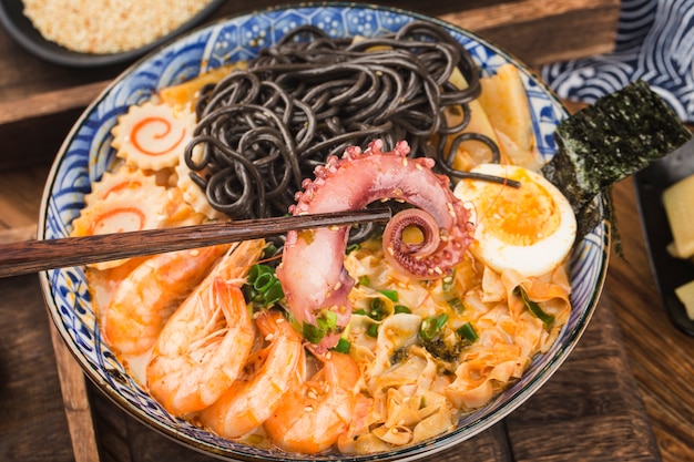 Ramen de marisco japonés con salsa de sepia