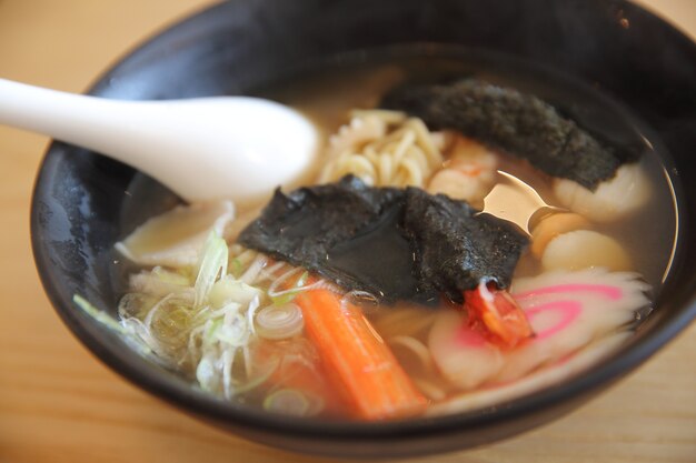 Ramen mariscos comida japonesa