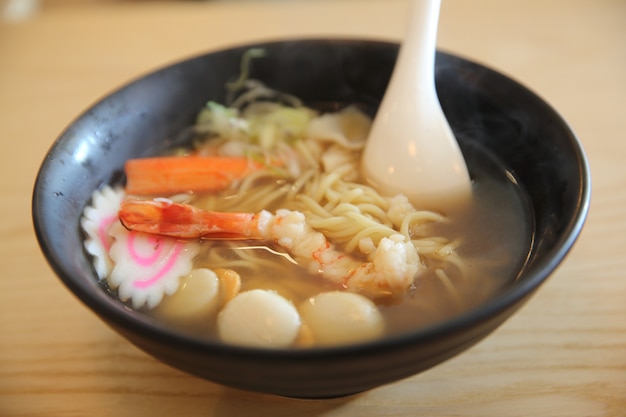 Ramen mariscos comida japonesa