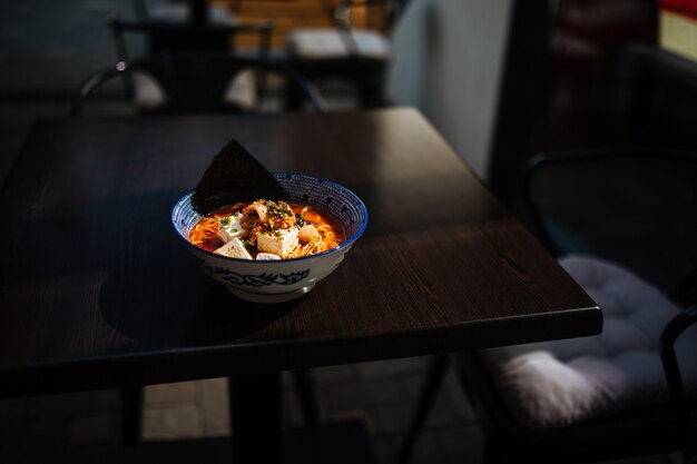 Ramen de miso tofu japonés picante con kimchi