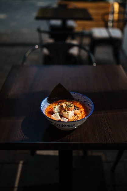 Ramen de miso tofu japonés picante con kimchi