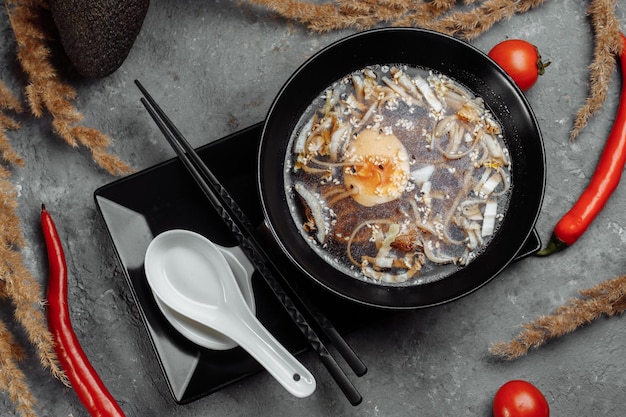 Ramen mit Huhn und Schweinefleisch, SHOYU RAMEN Huhn und Schweinefleisch mit Nudeln.