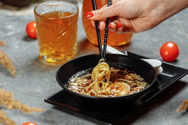 Ramen mit Huhn und Schweinefleisch, SHOYU RAMEN Huhn und Schweinefleisch mit Nudeln.