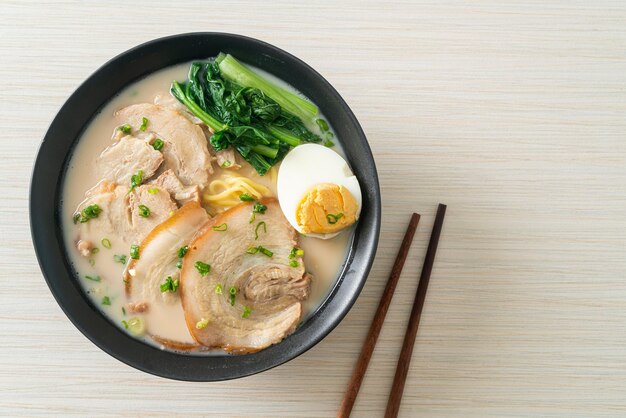 Ramen-Nudeln in Schweineknochensuppe mit gebratenem Schweinefleisch und Ei oder Tonkotsu Ramen-Nudeln nach japanischer Art