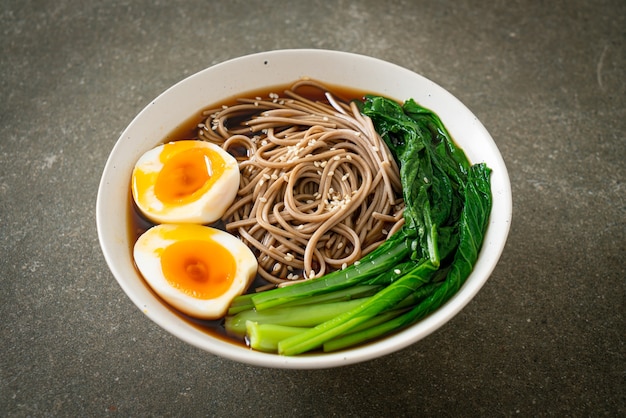 Ramen-Nudeln mit Ei und Gemüse - vegan oder vegetarisch