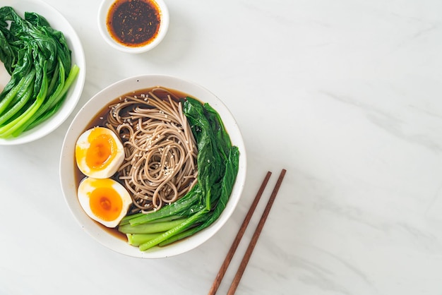 Ramen-Nudeln mit Ei und Gemüse vegane oder vegetarische Küche