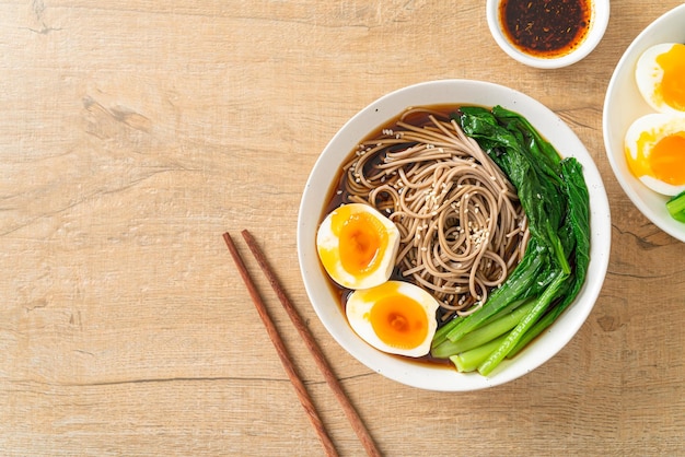 Foto ramen-nudeln mit eiern veganer oder vegetarischer art