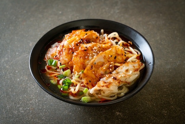 Ramen-Nudeln mit Gyoza oder Schweinefleischknödel - asiatische Küche