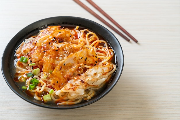 Ramen-Nudeln mit Gyoza oder Schweinefleischknödel