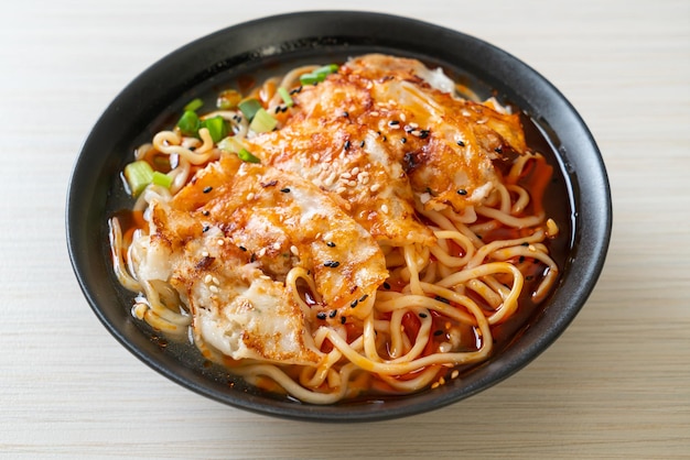 Ramen-Nudeln mit Gyoza oder Schweineknödel - asiatische Küche