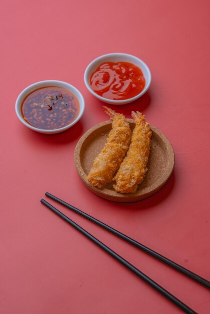 Foto ramen-nudeln mit köstlichem topp, serviert mit knödeln