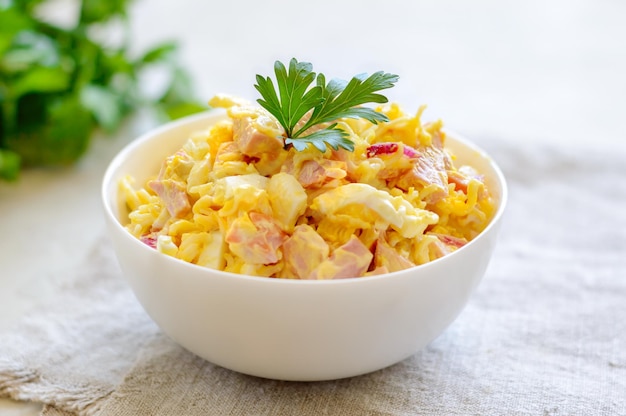 Ramen-Nudelsalat in weißer Schüssel Nahrhaftes asiatisches Essen