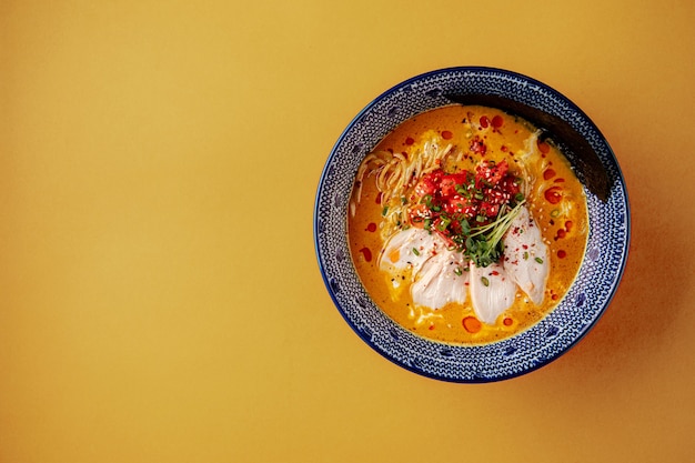 Ramen de pollo al curry japonés con tomates