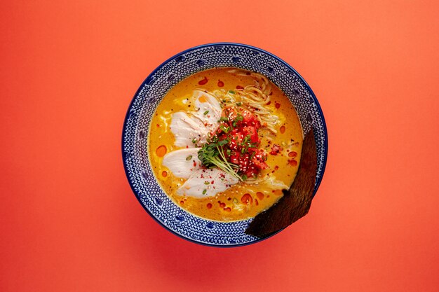 Ramen de pollo al curry japonés con tomates