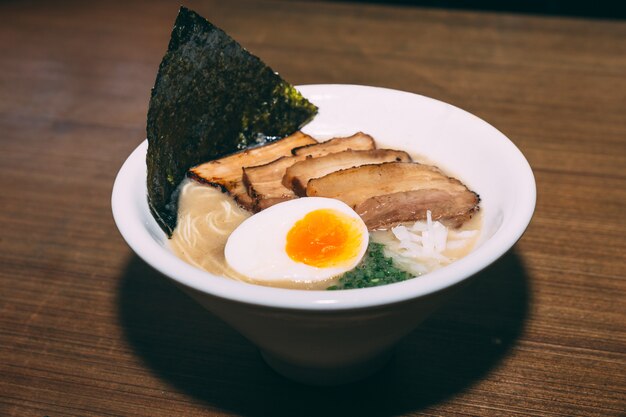 Ramen-Schweinefleisch-Knochen-Suppe (Tonkotsu Ramen) mit Chashu-Schweinefleisch.