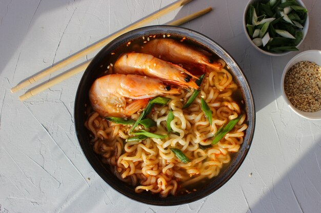 Ramen-Suppe mit Garnelen und Frühlingszwiebeln