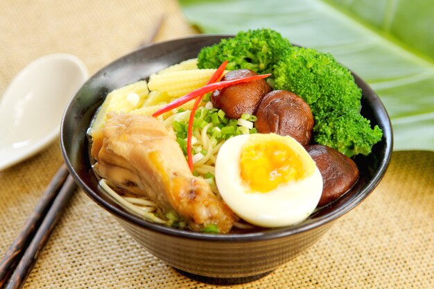 Foto ramen-suppe mit hühnchen und weich gekochtem ei