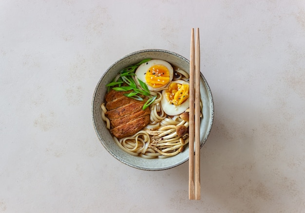 Ramen-Suppe mit Nudeln, Schweinefleisch, Pilzen und Eiern. Japanische Küche. Rezept.