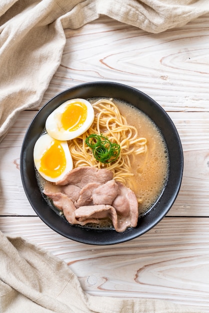 Ramen tonkotsu com carne de porco e ovo