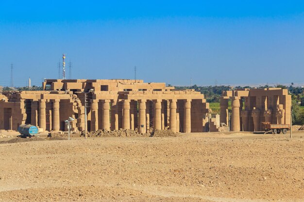 Ramesseum es el templo mortuorio del faraón Ramsés II ("Ramsés el Grande", también escrito "Ramsés" y "Rameses"). Ubicado en la necrópolis tebana en el Alto Egipto, al otro lado del río Nilo desde la ciudad de Luxor.