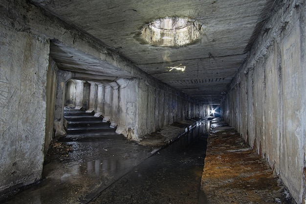 Ramificação de uma drenagem quadrada subterrânea de concreto ou túnel coletor de esgoto