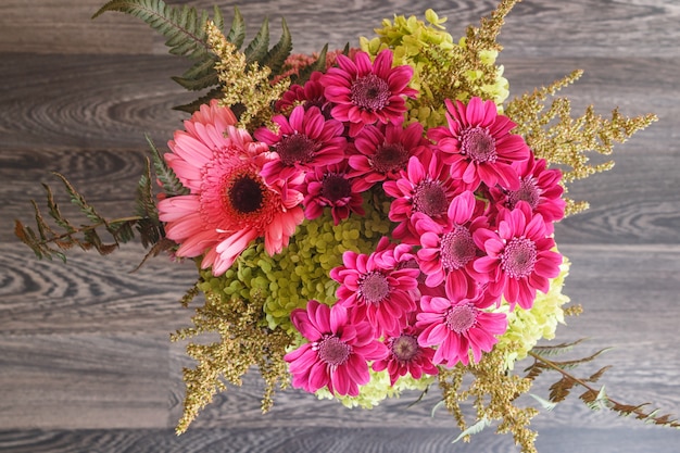 Ramillete de gerbera y crisantemo.