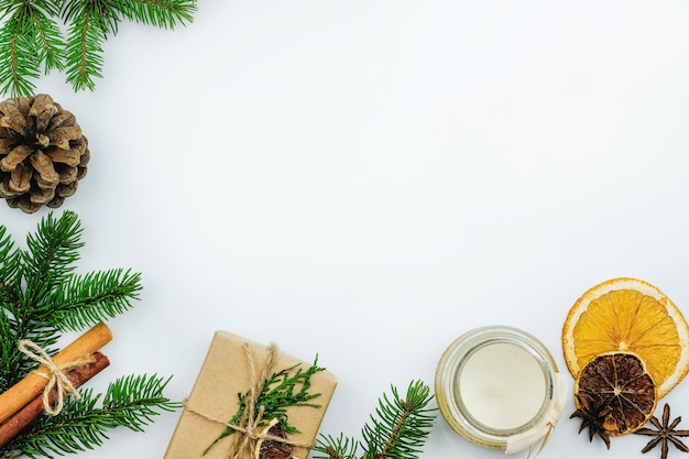 Raminhos de árvore de Natal e moldura de laranjas secas, postura plana