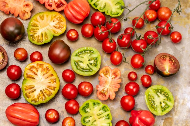 Raminhos de tomate pimentão Tomates verdes vermelhos e vermelhos escuros