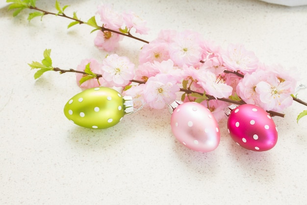 Ramita con flores de cerezo y huevos de pascua