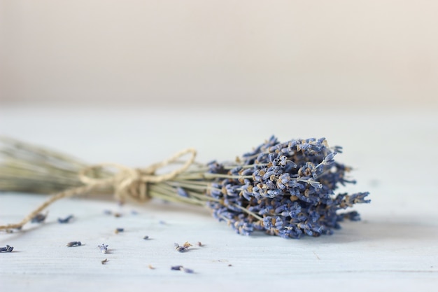 Ramita de lavanda seca sobre una mesa de madera