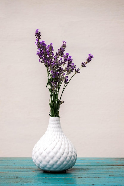 Ramitas de lavanda en peso blanco