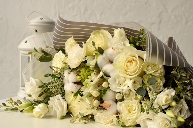Ramo blanco sobre la mesa. Flores de boda