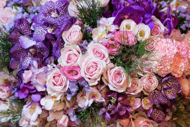 Ramo de la boda con el arbusto de rosa, Ranunculus asiaticus como fondo