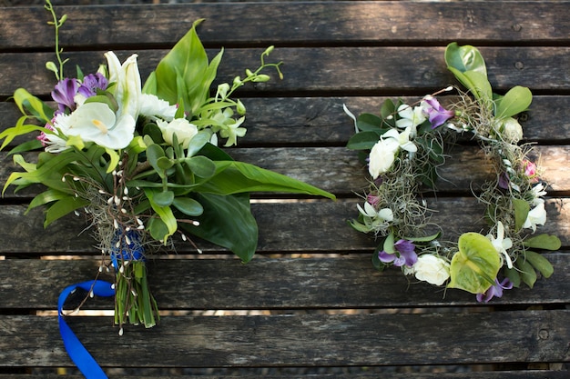 Ramo de boda y corona en una mesa de madera