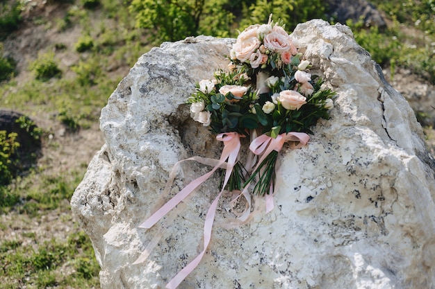 Ramo de boda y decoración de boda, flores y arreglos florales de boda.