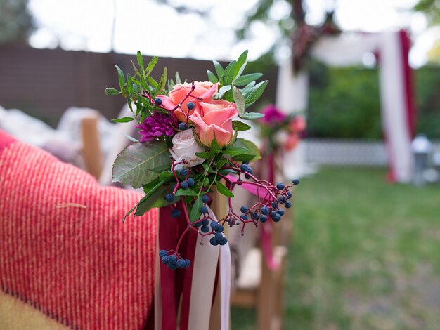 ramo de boda y decoraciones de flores en el día de la boda