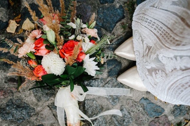 Ramo de boda con estilo colorido hecho de flores se encuentra en la acera