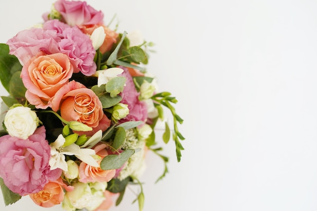 Ramo de boda de flores y anillos de oro aislado