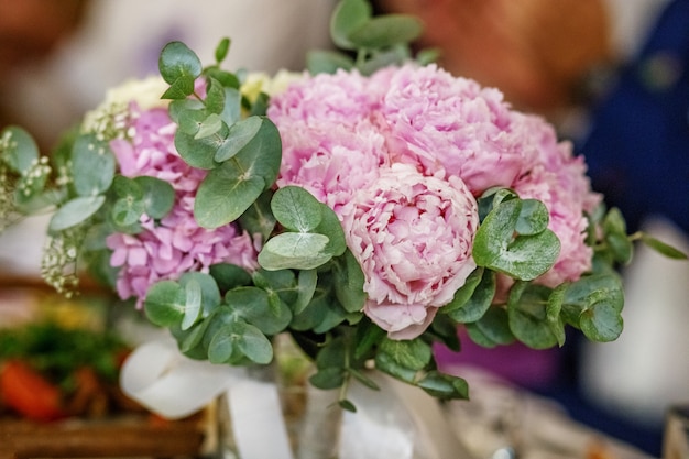 Ramo de boda de flores de peonía rosa.