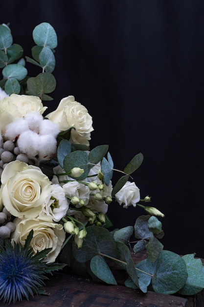 Ramo de boda de invierno de rosas blancas, algodón y eringium en negro. El ramo de la novia.