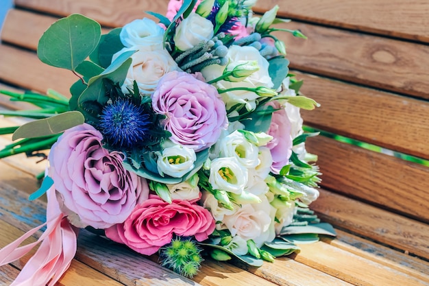 Ramo de boda moderno de rosas púrpuras y beiges