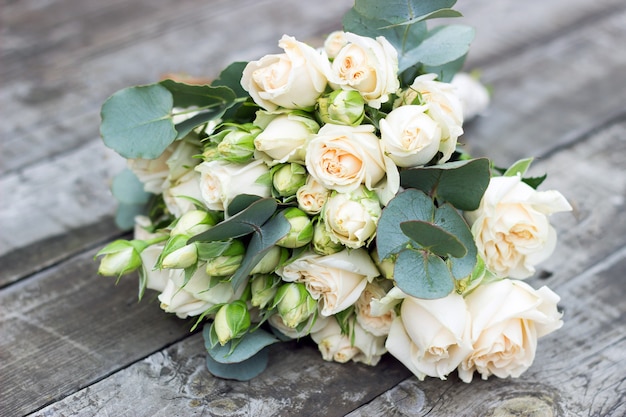 Ramo de la boda de la novia en una mesa de madera