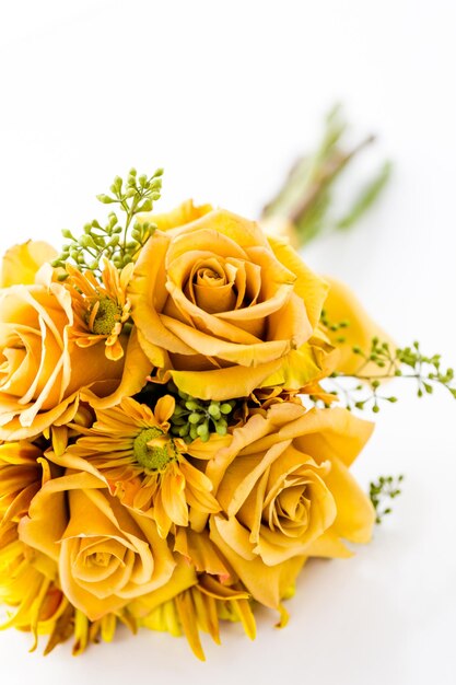 Ramo de boda pequeño con rosas sobre un fondo blanco.