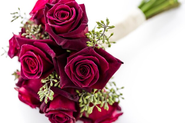 Ramo de boda pequeño con rosas sobre un fondo blanco.