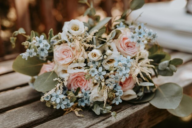 Foto el ramo de bodas en la mesa