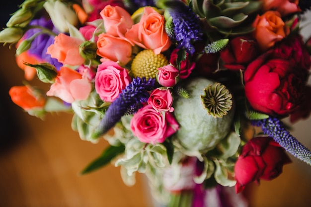 Foto ramo brillante y con estilo de la novia. florística de bodas y detalles.