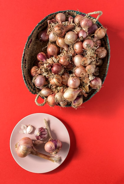 Ramo de cebollas rojas frescas.